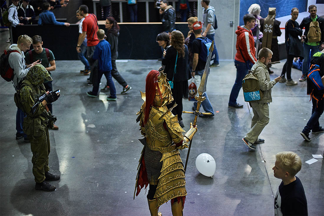 Принципиальная часть ComicCon - это косплей. В этом году на выставке можно было увидеть огромное количество героев комиксов, игр, сериалов и так далее. В их числе -  и не в единственном экземпляре - были Гарри Поттеры, Железные Люди, Джокеры, Росомахи и Сейлор Мун. В этом году появились как дань моде Дейенерис, Чудо-женщина, Рики и Морти, клоун Пеннивайз и Aквамен из вселенной DC. Впрочем, есть и герои, которые всегда будут на подобных конвенциях - например, персонажи "Звездных войн". Одна принцесса Лея была замечена в том, что пыталась вернуть своего внука Кайло Рена на светлую сторону силы - с помощью корзинки пирожков.