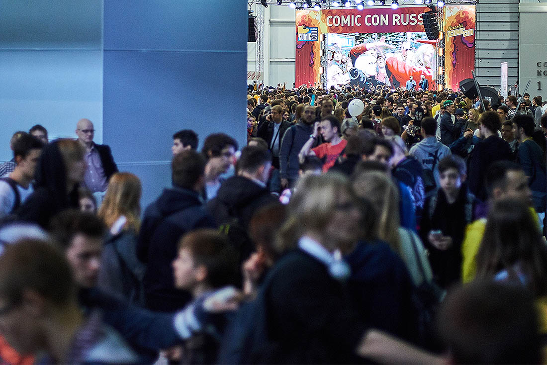 В этом году на выставке были две главные сцены -  героев и злодеев. Впрочем, профильного разделения между ними не было -  на Сцене злодеев, например, перед зрителями выступали приехавшие на ComicCon звезды, а также проходили шоу косплея.