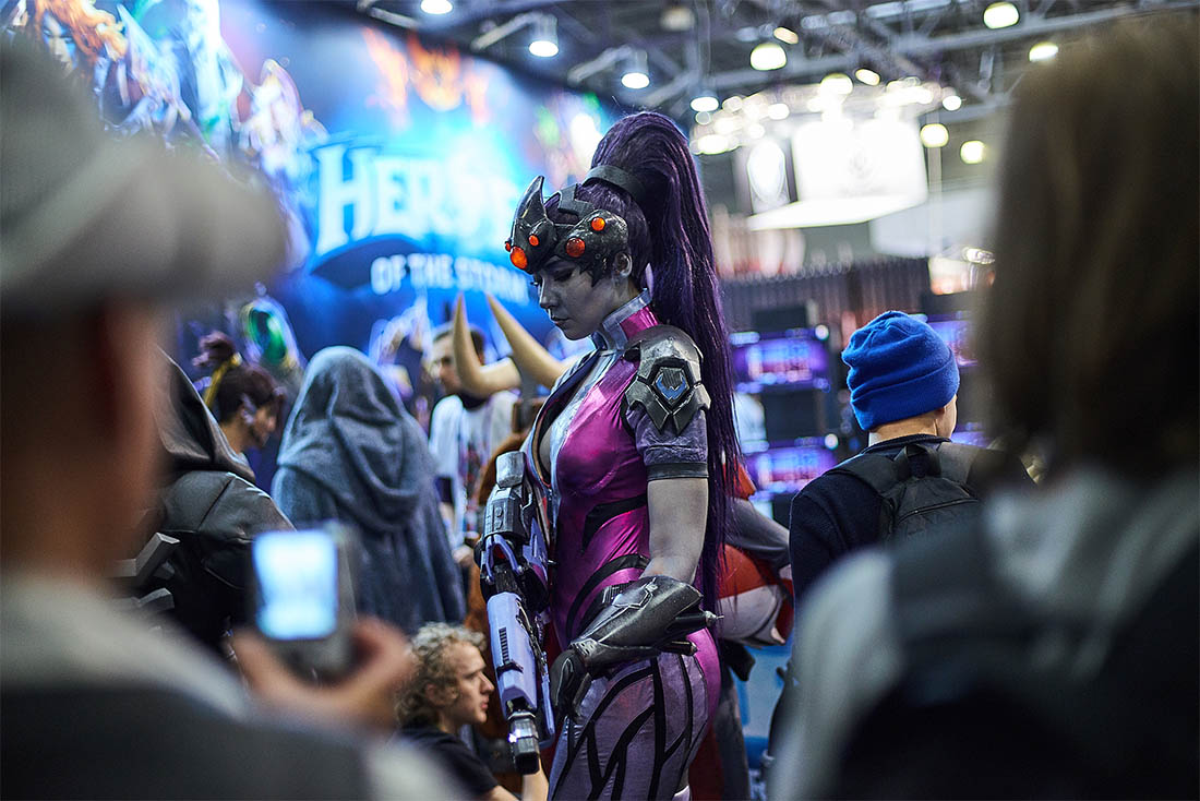 Был на выставке и еще один способ переместиться во времени, кроме DeLorean. В комнате от Nintendo, где всегда 1992 год, в окружении ковров и плакатов Сильвестра Сталлоне и Spice Girls можно было поиграть в старые игры.