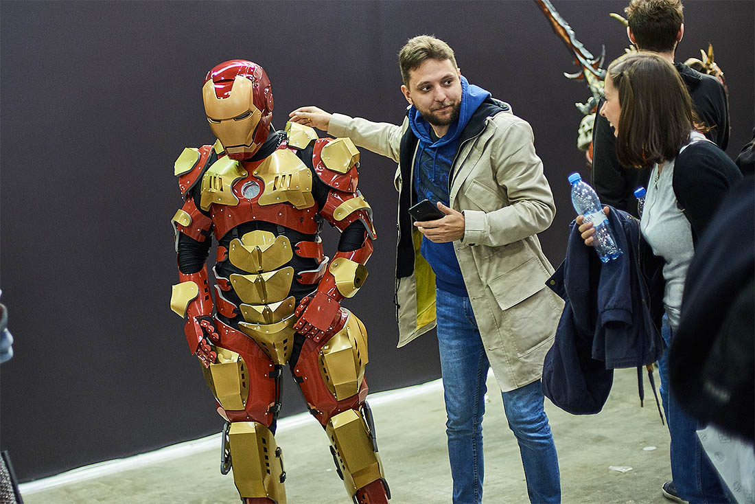 Другой удачей стало появление на ComicCon  голландского актера Рутгера Хауэра, сыгравшего в том числе в "Бегущем по лезвию". Актер приехал представить в Россию свой новый проект -  совместными усилиями России, Китая и США фильм "Тайна печати дракона", в котором вместе с ним сыграли Джеки Чан и Арнольд Шварценеггер. Зрителям также показали эксклюзивные фрагменты фильма - еще не до конца готовые, с зеленым экраном и страховочными тросами у актеров.