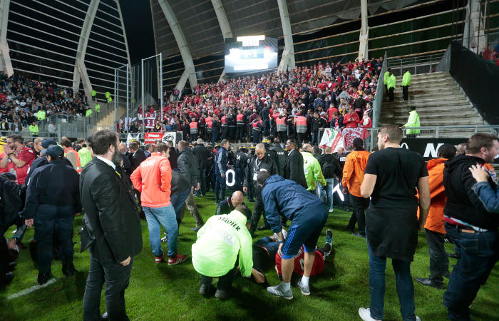 Около 20 болельщиков пострадали из-за обрушения на стадионе во Франции