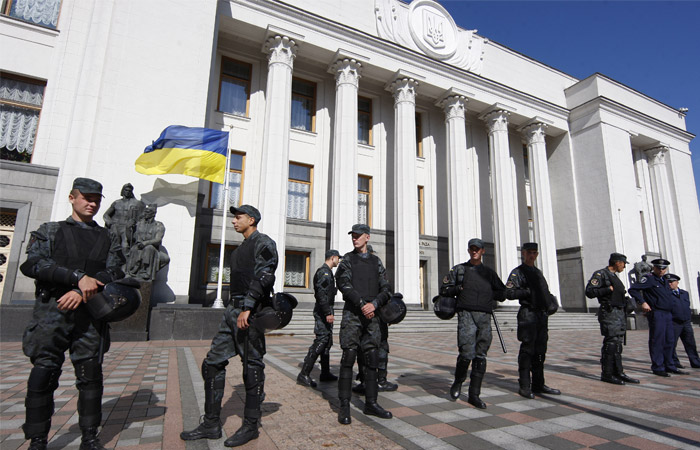 В Киеве у здания парламента собрались митингующие