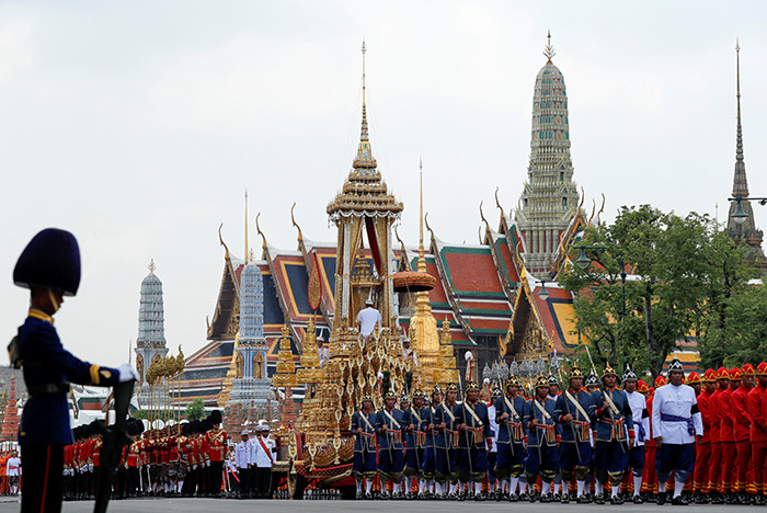 В Таиланде началась церемония кремации умершего более года назад короля