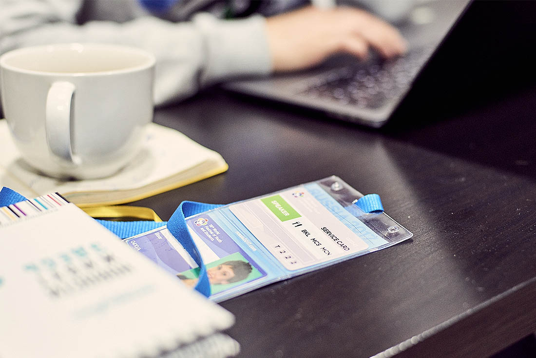 До полугода может пройти от первого обсуждения проекта до того, как передача попадет в эфир. И это время дефицита моего самого дорогого ресурса – сна. Однажды мы спали по три часа четыре дня подряд. Одна смена у нас как-то продлилась двадцать восемь часов. И все это время мы провели на ногах, мы работали. Вы все еще думаете, что у меня простая работа? Когда будете смотреть интересную передачу, просто знайте: пока ее делали, кто-то как следует не выспался. И не один раз.