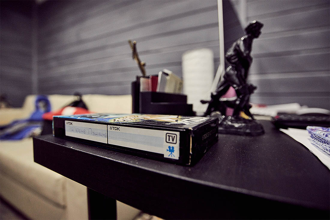 Мы делаем передачи на заказ: канал говорит нам что он хочет (если он сам знает), мы предлагаем варианты, и, если попадаем в точку – делаем проект. Вот так просто. Но канал хочет сделать лучше и дешевле, работники хотят работать меньше и подороже и вот тут как раз нужна я: чтобы нравиться заказчику и мотивировать сотрудников. Главное – не перепутать, а то получится совсем ерунда. "Не перепутать" у нас очень важно: мы как-то раз процитировали врача одной больницы главврачом другой больницы, в другой больнице подумали, что их руководство сняли и назначили нового главврача. Переволновались, человек переволновался. А мы просто ошиблись.