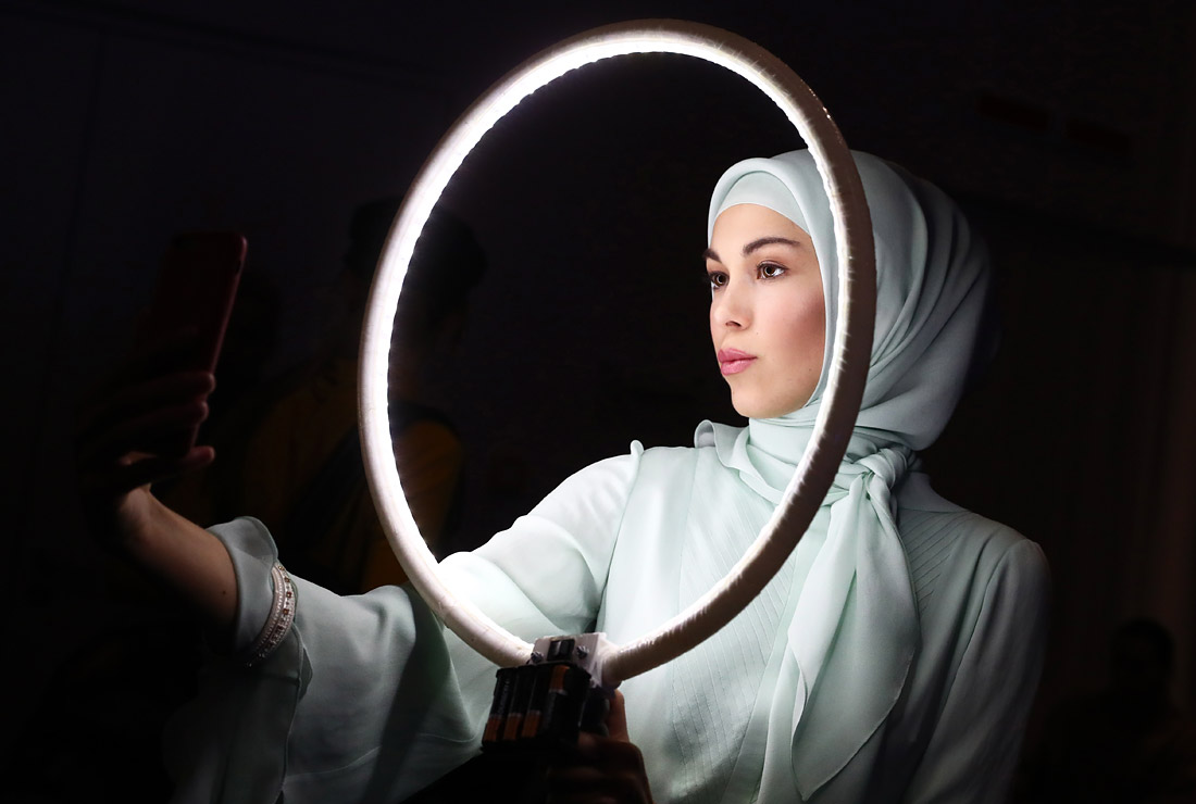 Во время показа коллекции модного дома Firdaws Медни Кадыровой в рамках Недели моды Mercedes-Benz Fashion Week Russia в парке "Зарядье"