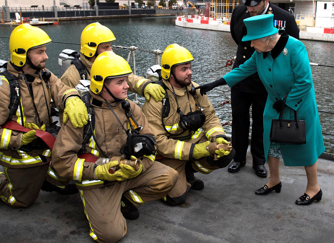Королева Елизавета II во время посещения фрегата королевского флота HMS Sutherland. Лондон, Великобритания.