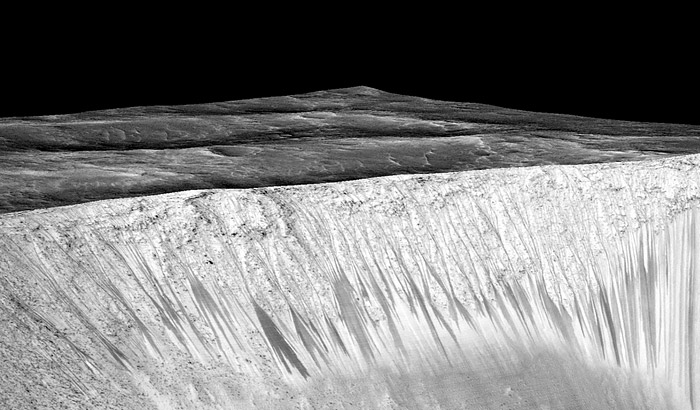 Соленые ручьи на Марсе оказались потоками песка