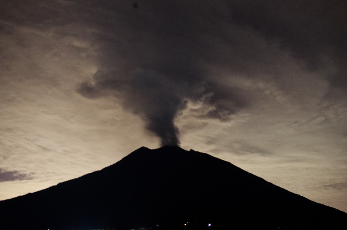 Извержение вулкана на острове Бали привело к отмене ряда авиарейсов