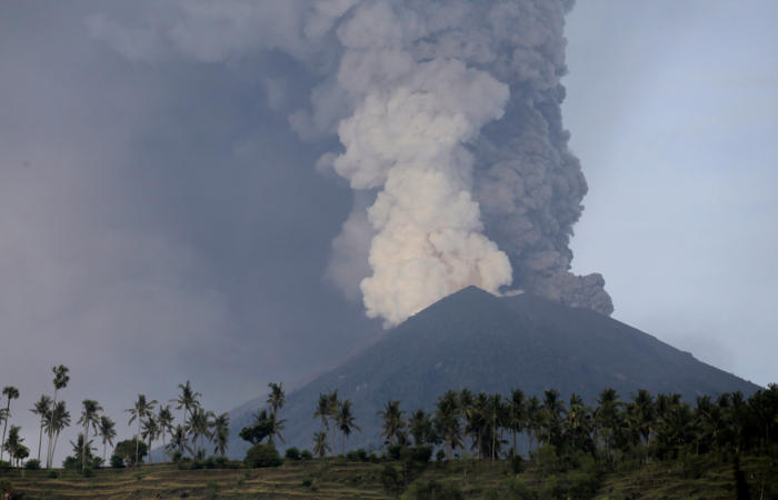 Тысячи туристов задержались на Бали из-за извержения вулкана