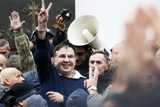 Задержанный Саакашвили вышел из микроавтобуса силовиков и пошел к Раде