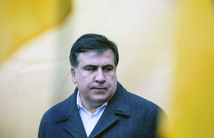 Саакашвили поднялся на крышу дома во время обыска в его киевской квартире