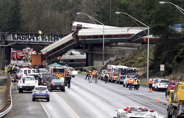 Не менее шести человек погибли в результате крушения поезда в США