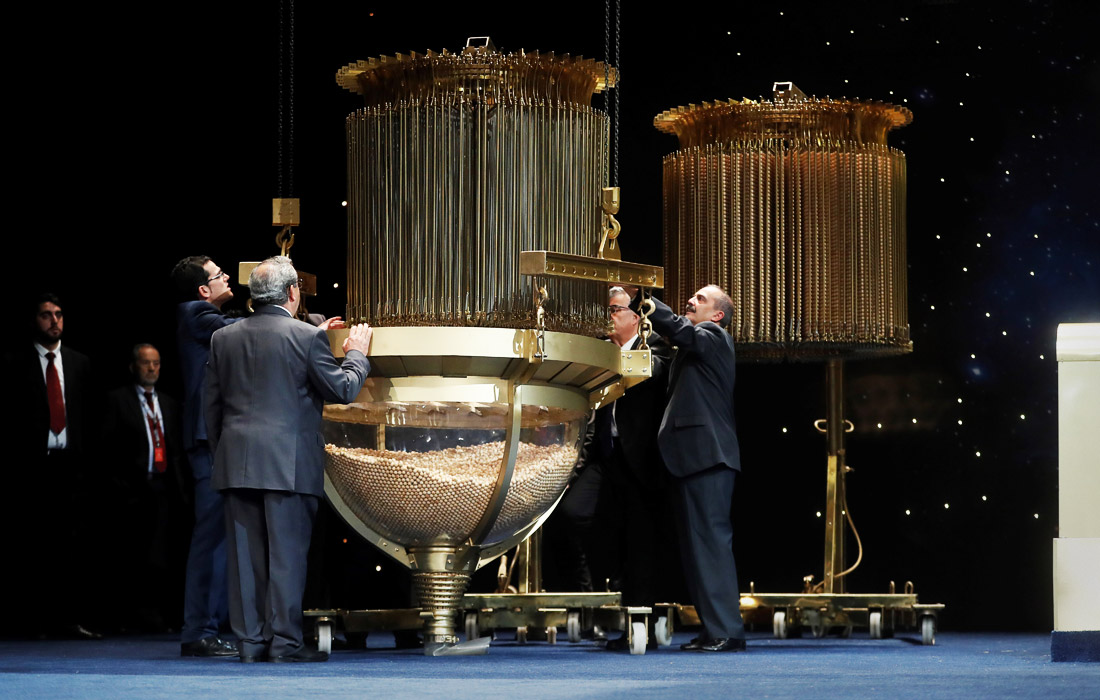 В Испании прошла ежегодная рождественская лотерея “Эль Гордо”, которая считается одной из крупнейших в мире по общей сумме выплат - с 2013 года 2,24 млрд евро, или 70% от стоимости проданных билетов. В отличие от других лотерей, в которых несколько человек выигрывают очень крупные суммы денег, "Эль Гордо" ориентирована на то, чтобы разделить выигрыш между большим числом людей. Ежегодно победителями становятся тысячи человек. Максимальный выигрыш лотереи составил 600 млн евро.