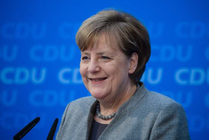 Меркель и Порошенко высказались за возвращение российских офицеров в СЦКК