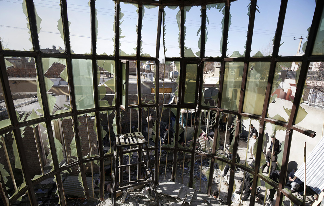 Более 40 человек погибли, около 80 получили ранения в результате теракта в шиитском культурном центре Кабула. Террористическая группировка "Исламское государство" (запрещена в РФ) взяла на себя ответственность за теракт.