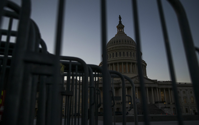 Федеральные ведомства США вынужденно приостановили работу