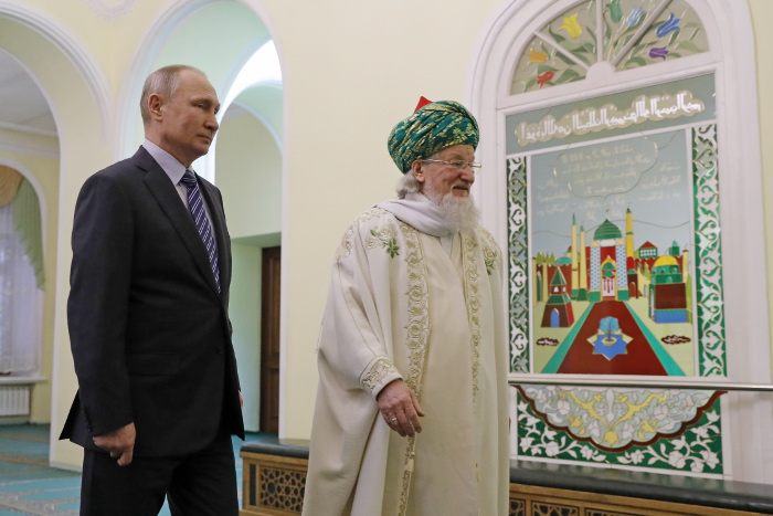 Путин призвал готовить мусульманских богословов "на собственной национальной базе"