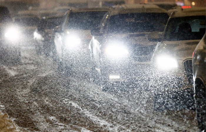 Москвичей попросили отказаться от поездок на личном транспорте из-за снегопада