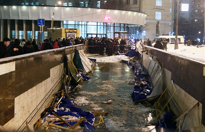 Пять человек госпитализированы после обрушения лесов в переходе у метро в Москве