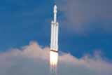 SpaceX впервые запустила сверхтяжелую ракету Falcon Heavy