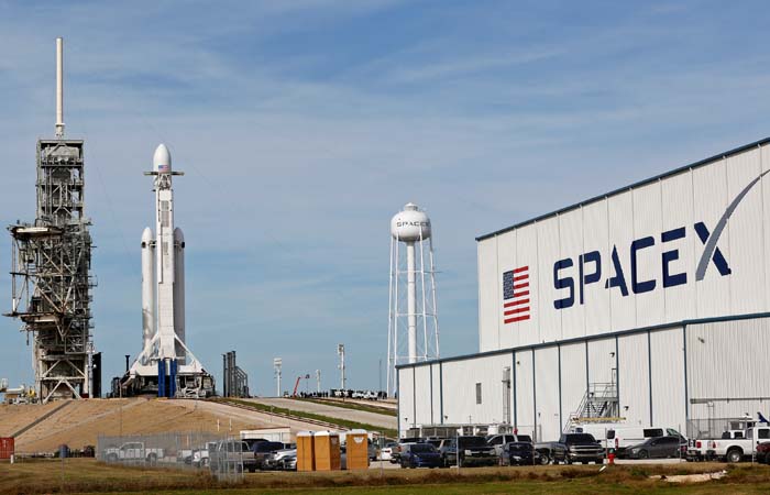 Во вторник SpaceX впервые запустит сверхтяжелую ракету Falcon Heavy