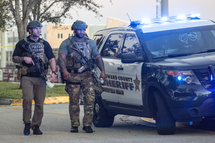 В результате стрельбы во флоридской школе погибли минимум два человека