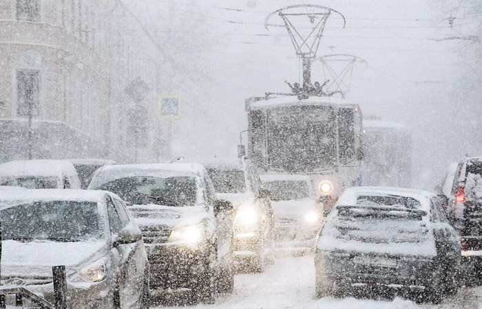 Московским автомобилистам порекомендовали отказаться от поездок в выходные из-за снегопада