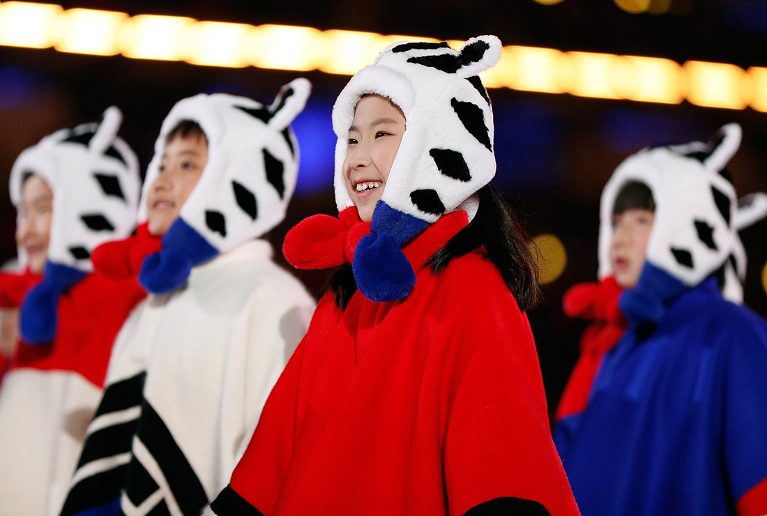 Юные участники церемонии закрытия Олимпиады