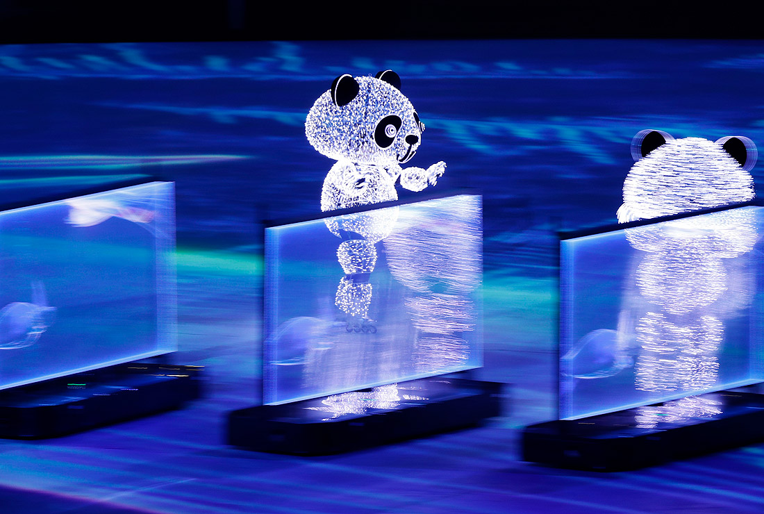 Артисты во время закрытия Игр