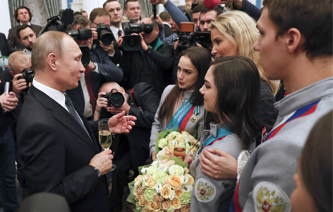 Президент РФ Владимир Путин вручил госнаграды российским спортсменам - победителям и призерам зимних Олимпийских игр в Пхенчхане. Орденами Дружбы были награждены фигуристки Алина Загитова и Евгения Медведева.