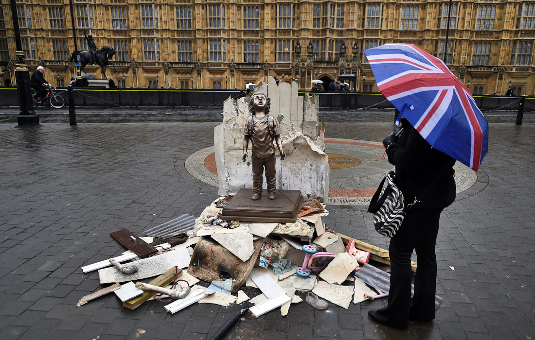 В Лондоне прошла акция протеста по случаю визита саудовского наследного принца в Великобританию. Участники кампании "Спасите детей" установили статую ребенка рядом с парламентом, чтобы привлечь внимание общественности к детям, страдающим в результате войны в Йемене.