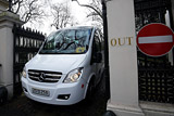 Автобусы с дипломатами покинули посольство РФ в Лондоне