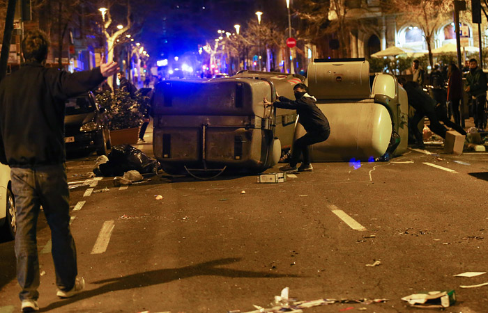 Почти 100 человек пострадали во время акций протеста в Барселоне