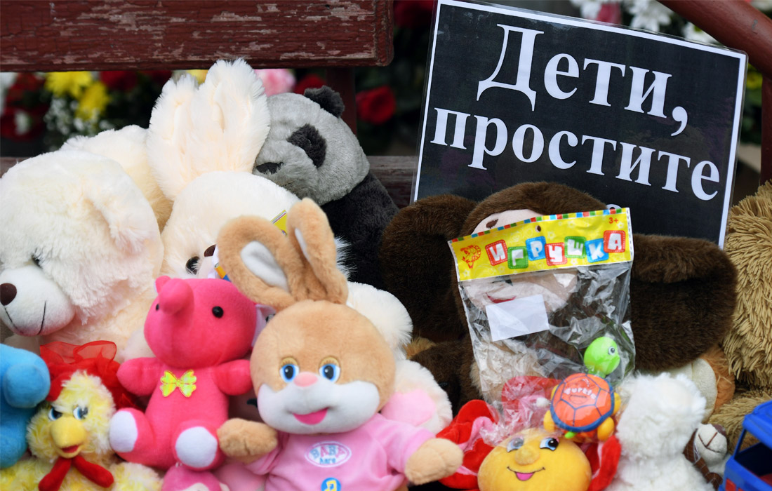 Жители Кемерово несут цветы и игрушки к сгоревшему торговому центру "Зимняя вишня" в память о погибших при пожаре