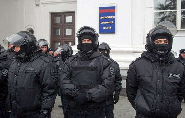 Дополнительные силы ОМОНа прибыли на площадь в Кемерове