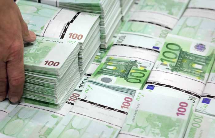 Минфин с 6 апреля по 8 мая закупит валюту на сумму 240,7 млрд рублей