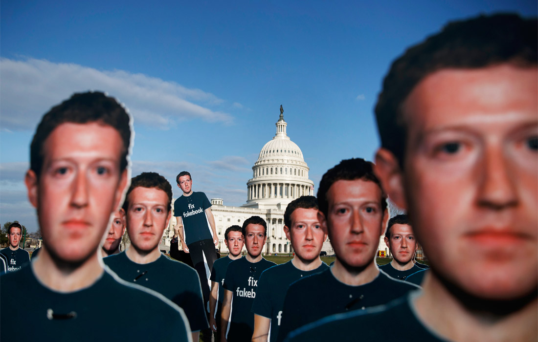 Перед зданием Конгресса США в Вашингтоне появились сотни фигур с изображением основателя Facebook Марка Цукерберга накануне его слушаний о защите персональных данных