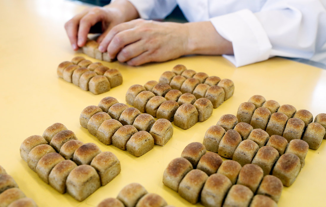 Приготовление хлеба для космонавтов МКС в пекарне при НИИ хлебопекарной промышленности