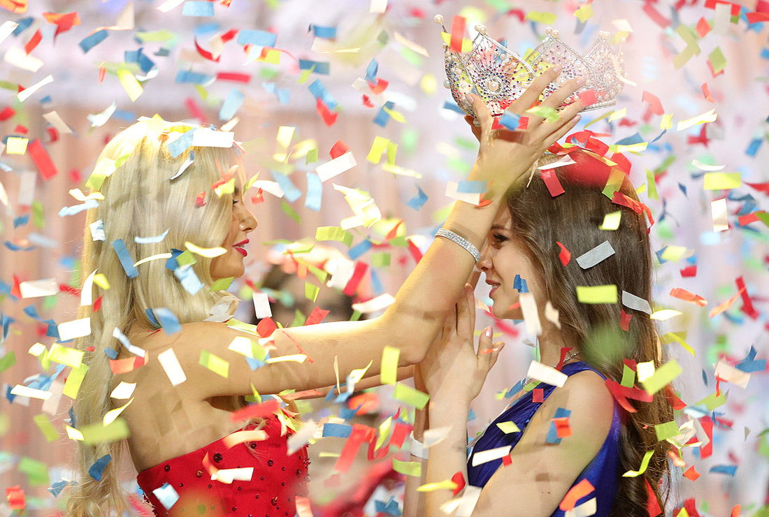 Обладательница титула "Мисс Россия-2017" Полина Попова (слева) вручает корону Юлии Полячихиной