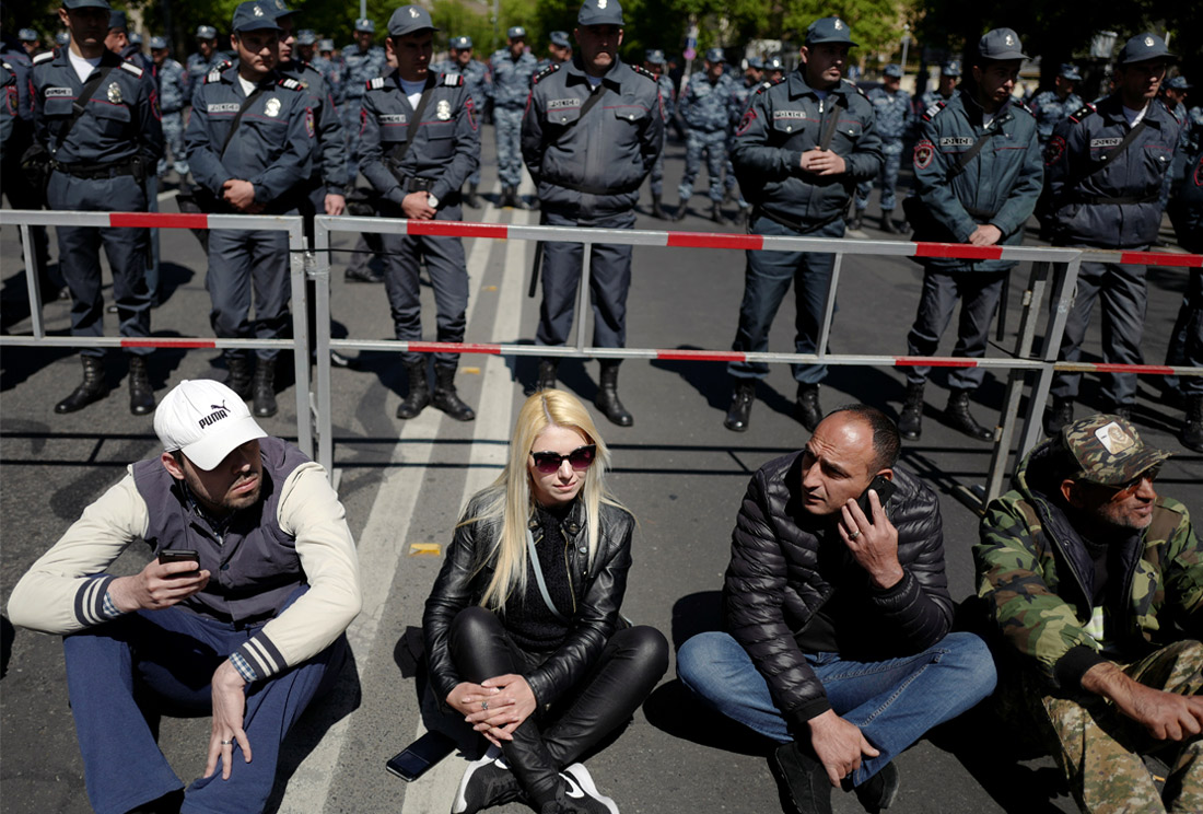В Ереване прошли массовые акции протеста против выдвижения экс-президента Армении Сержа Саргсяна на пост премьер-министра