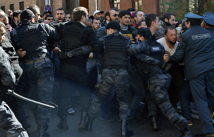 Лидер протестного движения в Ереване призвал блокировать парламент