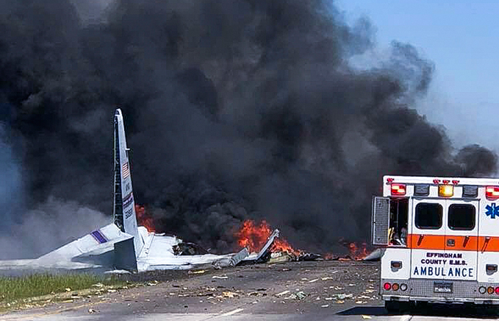 Пять человек погибли при крушении военного самолета в Джорджии