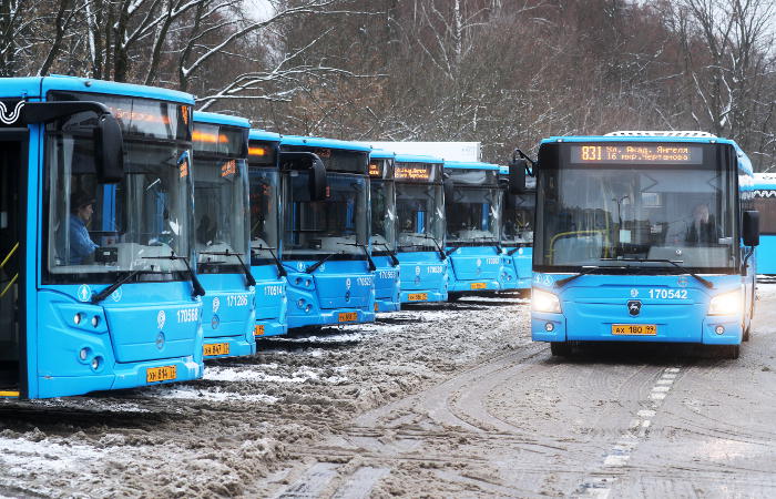 На юго-западе Москвы загорелись 12 автобусов