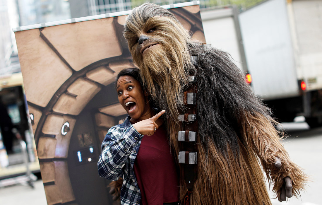 4 мая поклонники культовой фантастической саги отмечают неофициальный день "Звездных войн".  В этот день по всему миру проходят различные мероприятия, посвященные созданной режиссером Джорджем Лукасом вселенной.