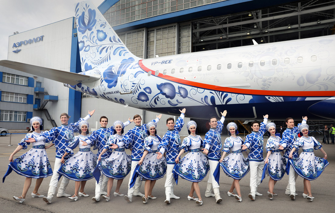 В аэропорту "Шереметьево" представили самолет Airbus А321 в новой ливрее "гжель" к 95-летию компании "Аэрофлот"