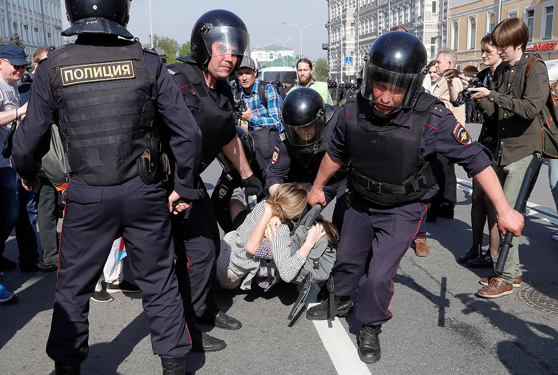 Организаторы несогласованной акции в центре Москвы сообщили о задержании более 140 человек