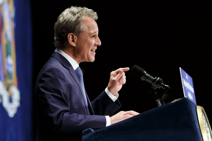 Генпрокурор Нью-Йорка ушел в отставку на фоне обвинений в насилии над женщинами