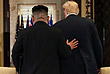 Дональд Трамп и Ким Чен Ын после подписания совместного документа. Лидер КНДР в нем выразил приверженность полной денуклеаризации Корейского полуострова, а президент США пообещал предоставить "гарантии безопасности" Пхеньяну в обмен на отказ от ядерного оружия