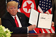 Дональд Трамп демонстрирует подписанный с Ким Чен Ыном документ после переговоров
